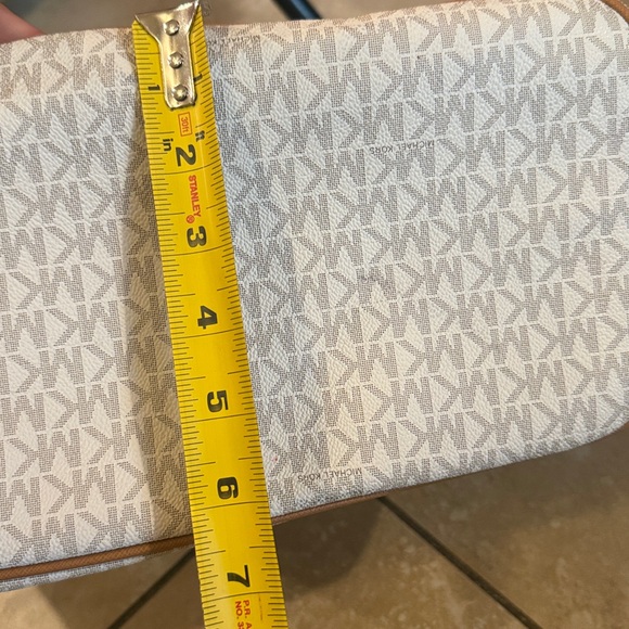 ๐ Michael Kors comes w gift ๐ Signature cream tan colors big bag pocketbook - Picture 10 of 10